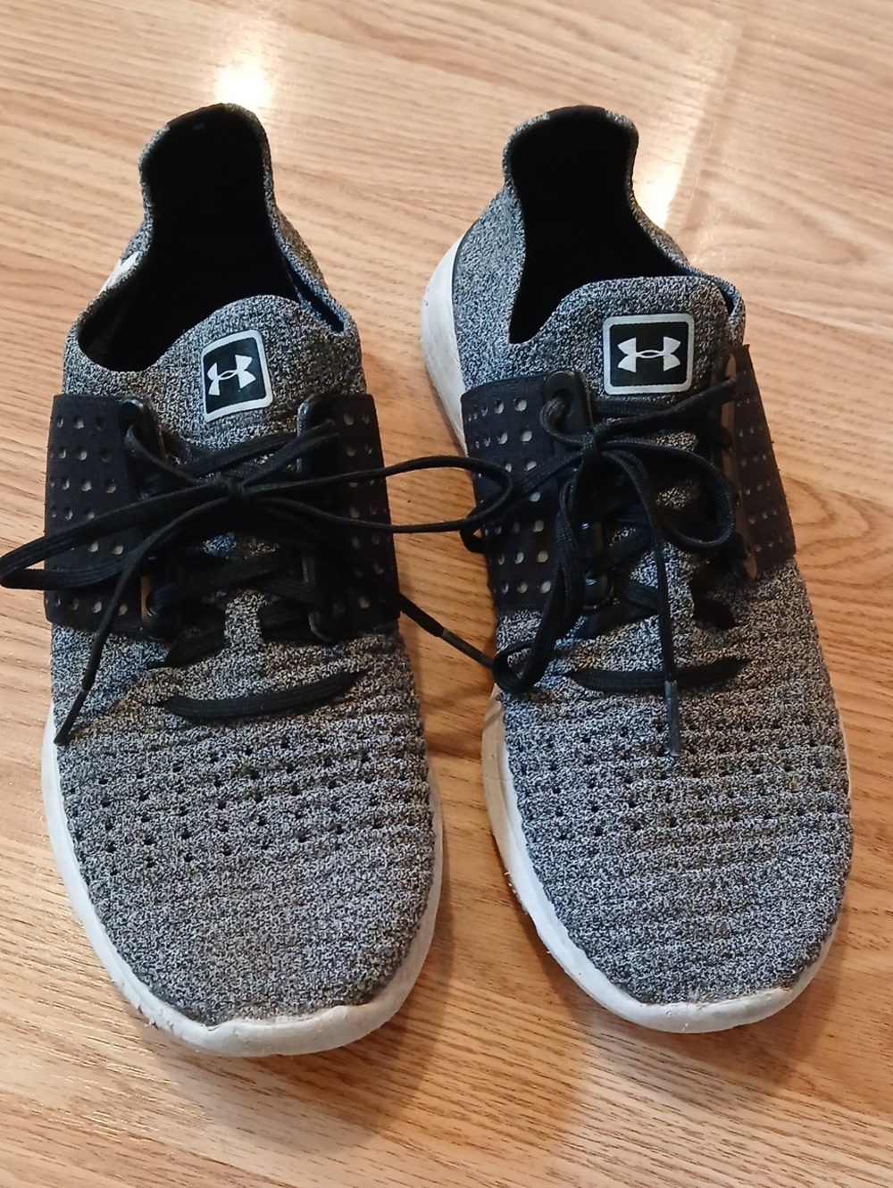 Womens Size 9 Under Armour Running Shoes